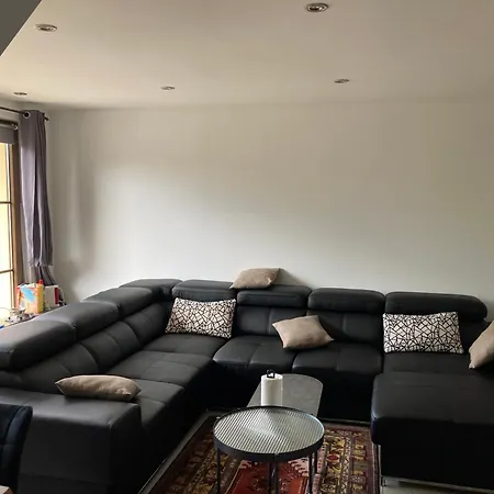 Daire Moderne Und Zentrale Dachgeschosswohnung In Duisburg